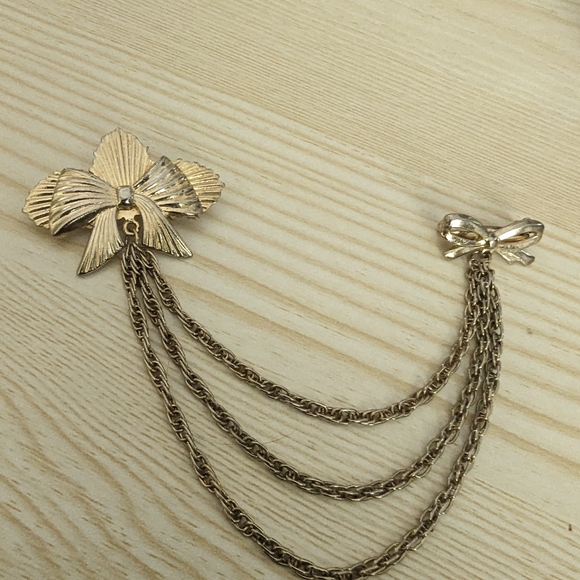 Jewelry - Goldtone Double Bow Chain Brooch
